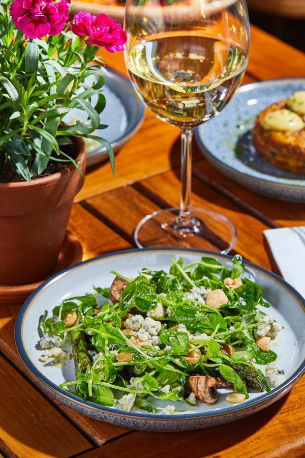 Jose Pizarro The Swan Inn Esher Esterno foto
